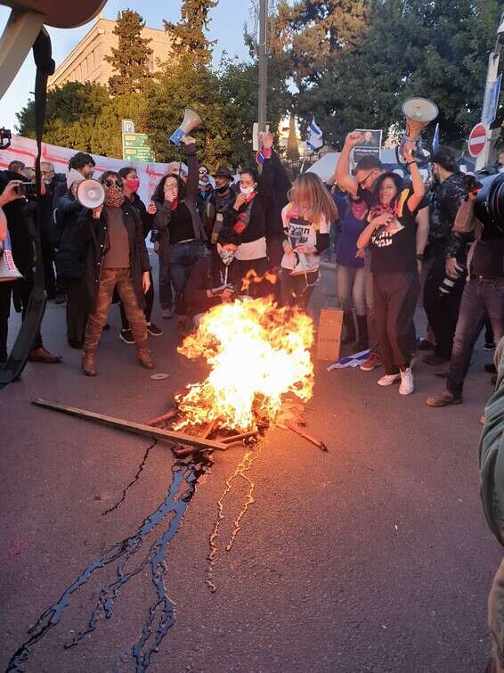 המפיגינים מציתים לפידים מחות למעון רה"מ // צילום: קריים מיניסטר